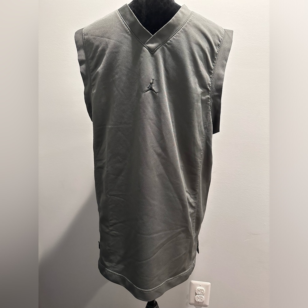 Jordan Sleeveless VNeck Hoop Sports Nike Shirt size Medium Grey
